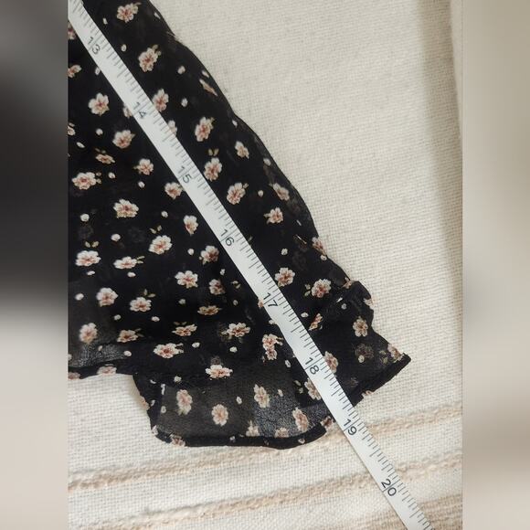 At Last & Co. Women's Sheer floral blouse with ruffled sleeves medium - Picture 3 of 8